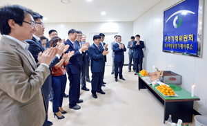 대구시 달서구 대곡동에 위치한 정부 대구지방합동청사에 첫 입주한 대구지방공정거래사무소 직원들이 22일 오후 본격 업무에 앞서 새로운 출발을 다짐하며 고사를 지낸 뒤 박수를 치고 있다. 김태형기자 thkim21@msnet.co.kr