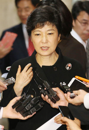 새누리당 박근혜 대선 후보가 22일 오후 서울 역삼동 전국택시연합회관에서 택시운송사업주들과 간담회를 가진 뒤 정수장학회 논란과 관련한 기자들의 질문에 답하고 있다. 박 후보는 최필립 정수장학회 이사장의 퇴진 거부에 대해 