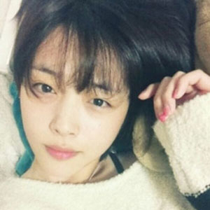 설리 침대 셀카 