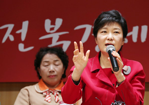 새누리당 박근혜 대선 후보가 23일 오후 전북 전주 완산구 농어촌공사 전북본부에서 가진 새만금과 전북경제 활성화를 위한 시민 간담회에서 토론자들의 의견에 대해 답을 하고 있다. 연합뉴스