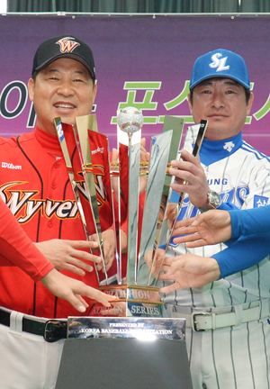 프로야구 한국시리즈 1차전을 하루 앞둔 23일 대구시민체육관에서 열린 한국시리즈 미디어데이에서 양팀 감독과 주전 선수들이 우승 트로피를 배경으로 선전을 다짐하며 기념촬영을 하고 있다. 성일권기자 sungig@msnet.co.kr