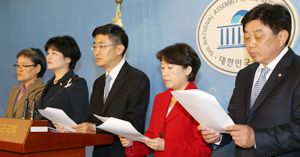 새누리당 김세연 의원 등 교과위 소속 의원들이 23일 국회 정론관에서 무소속 안철수 대선후보 부인의 서울대학교 교수임용문제를 비판하고 있다. 연합뉴스