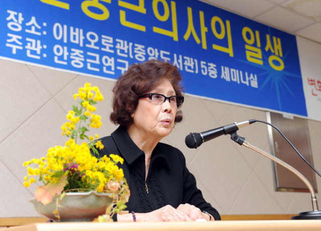 23일 대구가톨릭대를 방문한 안중근 의사의 외손녀 황은실 여사가 학생들과의 간담회에서 안 의사에 대한 이야기를 하고 있다.