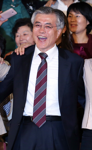 민주통합당 문재인 대선 후보가 24일 오후 서울 대방동 서울여성플라자에서 열린 민주당 여성위원회 출범식에서 참석자들과 어깨동무를 하고 대선 승리 구호를 외치고 있다.