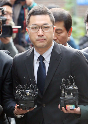 연합뉴스 이명박 대통령의 아들 시형 씨가 내곡동 사저 부지 의혹과 관련해 조사를 받기 위해 25일 오전 서울 서초동 이광범 특검 사무실로 들어가고 있다. 현직 대통령 자녀의 특검 소환은 이번이 처음이다. 연합뉴스