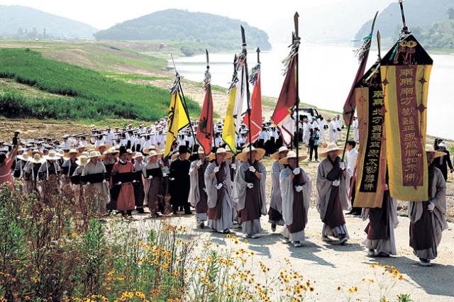 지난해 열린 대장경천년세계문화축전 기념행사 중 고령군 개포나루에서 대장경 이운이 재현됐다.