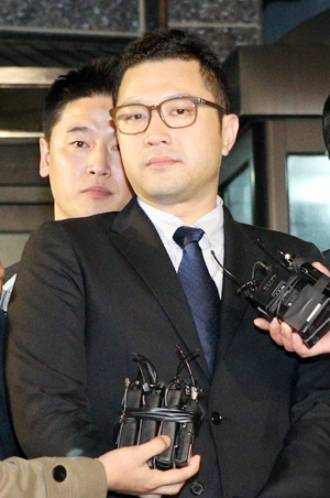 이명박 대통령의 아들 시형씨가 26일 오전 특검 조사를 마친 뒤 취재진의 질문에 답하고 있다. 연합뉴스
