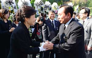 새누리당 박근혜 대선 후보가 26일 오전 서울 동작구 국립현충원애서 열린 고(故) 박정희 전 대통령의 33주기 추도식에 참석, 분향 헌화를 마치고 합당 발표한 이인제 선진통일당 대표와 인사하고 있다. 연합뉴스