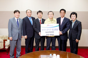 ㈜유한양행과 유한재단 관계자들이 25일 경북사회복지공동모금회에 성금을 전달하고 있다. 구미시 제공