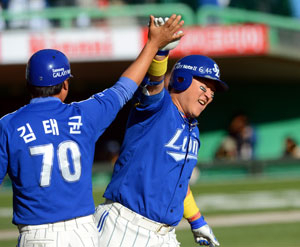 28일 인천 문학야구장에서 열린 삼성과 SK의 한국시리즈 3차전에서 3회 삼성 최형우가 3점 홈런을 친 뒤 베이스를 돌고 있다. 삼성 라이온즈 제공