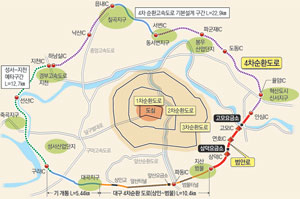 28일 대구 4차순환도로 고모요금소을 통과하는 운전자들이 통행료 600원을 투입하고 있다. 내년에 범물~상인 구간이 개통되면 안심~상인 17.7km 구간 통과시에는 3곳에 총 2천600원의 요금이 소요돼 부담을 최소화해야 한다는 여론이 일고 있다. 김태형기자 thkim21@msnet.co.kr
