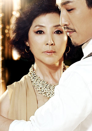 ▲연기 데뷔 40주년 기념공연으로 선택한 연극 