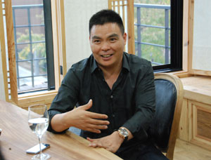 자사호(차 주전자)의 중국 대가인 시에샹윈 작가가 자신의 작품세계에 대해 설명하고 있다. 권성훈기자 cdrom@msnet.co.kr