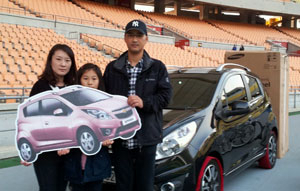 자동차 경품을 차지한 김경운 씨 가족. 대구FC 제공