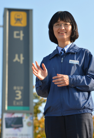 다사역장 손소영 씨가 대구도시철도 2호선 첫 여성 역장으로서의 소감과 포부를 밝히고 있다. 성일권기자 sungig@msnet.co.kr