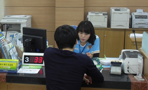 대구은행 신매점 직원들이 대구FC 유니폼을 입고 근무하고 있다. 대구FC 제공