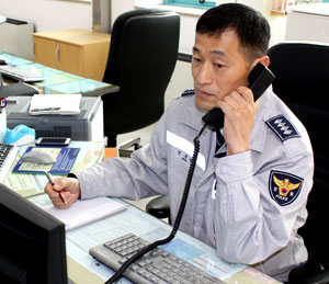 저체온증을 호소하던 시민과 끈질긴 전화통화로 위치를 파악한 뒤 이를 구조한 청송경찰서 상황실 전용달 경사. 전종훈기자