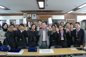 제11회 대구음식관광박람회 경연대회에서 수상의 영예를 안은 상서고 학생들이 이재석 교장과 기쁨을 나누고 있다. 상서고 제공