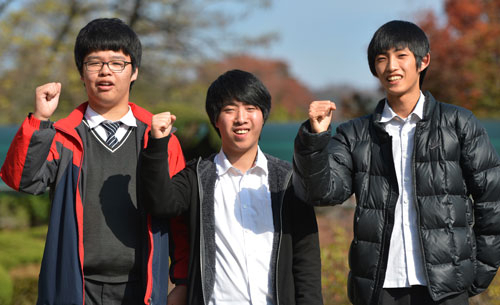 경북 예천 대창고에 재학 중인 다문화 학생 3명이 수능 대박을 기원하는 파이팅을 외치고 있다. 왼쪽부터 이석호, 안준현, 황도경 군. 성일권기자 sungig@msnet.co.kr