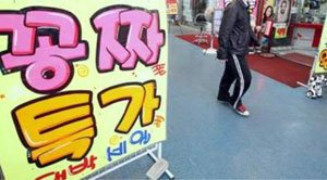사진 한국소비자원은 휴대폰을 구입할 때 소비자가 실제로 부담하는 할부원금을 확인해야 합리적인 소비가 가능하다고 권고한다.