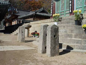 팔공산 동화사의 대웅전 계단.