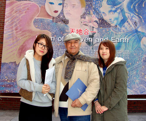 사진:바호디르 잘랄로프 교수가 계명대 서양학과 제자들과 함께 작업한 전시회에서 포즈를 취하고 있다.