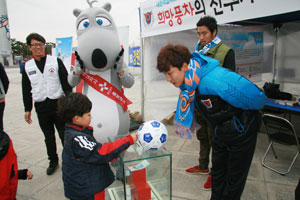 대구FC 선수들이 이달 4일 대구스타디움에서 장민규 군 돕기 행사를 했다. 대구FC 제공