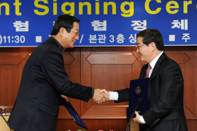 소병욱 대구가톨릭대 총장(사진 왼쪽)과 박영서 한국과학기술정보연구원장이 상호협력을 위한 협약을 체결하고 악수를 하고 있다.