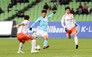 대구FC 송제헌이 17일 열린 K리그 강원과의 경기에서 후반 23분 역전 골을 터뜨리고 있다. 대구FC 제공