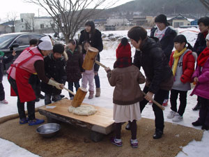지난해 겨울 경주시 안강읍 세심마을을 찾은 포항 아이누리 어린이집 아이들이 떡메치기 체험을 했다. 경주 세심마을 제공
