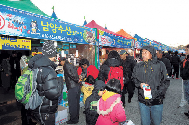 포항구룡포과메기축제 행사장 한편에 마련된 특산물 판매코너에 관광객들이 장사진을 이루고 있다.