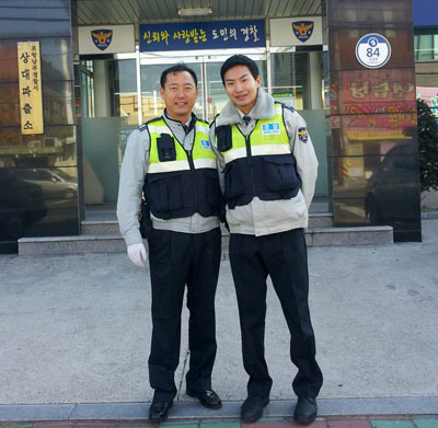편지의 수신인인 포항 남부경찰서 상대파출소 이중곤 경사와 홍성현 순경(왼쪽부터).