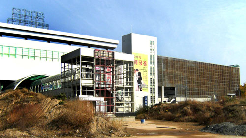 코레일이 불법 건축물인 경부선 구미역사 사용승인을 받기 위해 역 뒤편 지하주차장 사용승인을 별도로 받는 교통영향분석 개선대책 변경심의를 경북도에 신청했다. 사진은 경부선 구미역사. 구미