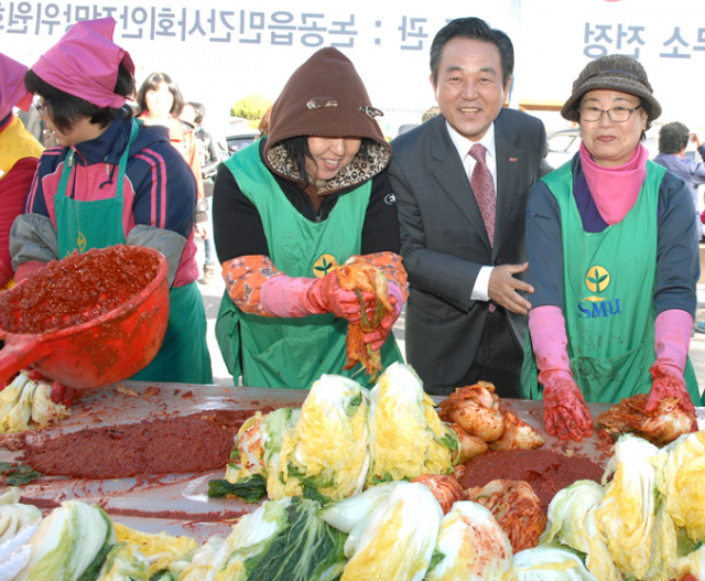 논공읍민간사회안전망위원회는 18일~20일까지 사흘간 논공읍사무소 앞마당에서 우리 이웃과 함께 하는 따뜻한 겨울나기 사업으로 