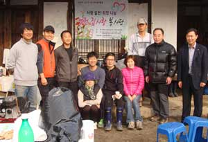 전원생활체험학교 수료생들이 영천 화북면에서 집수리 봉사활동에 나섰다. 영천시 제공