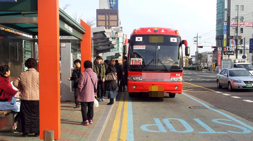 시내버스 파업이 시행된 22일 오전 포항시 남구 상도동 포항시외버스터미널 앞 승강장에 기존 일반버스 대신 전세버스가 임시 배차표를 붙인 채 들어서고 있다. 전세버스 앞 도로에 있는 