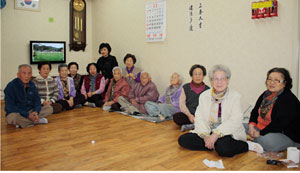 배필행(오른쪽 네 번째) 할머니가 경로당 어르신들과 함께 즐거운 시간을 보내고 있다.