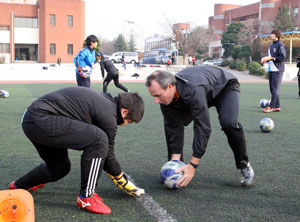 22일 대륜고에서 열린 대구FC 골키퍼 클리닉에서 대구FC의 브라질 출신 마르셀로 골키퍼 코치가 대구지역 선수를 지도하고 있다. 대구FC 제공