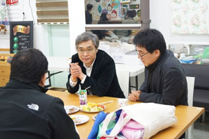 학원에서 한복과 관련해 상담하고 있는 서창익 씨(가운데).