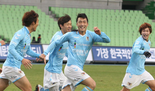 대구FC 김유성(왼쪽 세 번째)이 25일 대구스타디움에서 열린 K리그 인천과의 경기에서 후반 42분 동점골을 터뜨린 뒤 환호하고 있다. 대구FC 제공