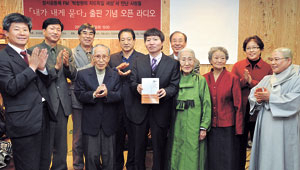 박창원(가운데) 톡톡지역문화연구소장이 성서공동체 FM에서 진행 중인 