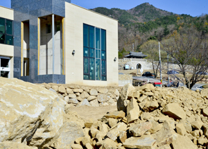 칠곡군 동명면의 가산산성 진남문에서 불과 30m 떨어진 곳에 전원주택이 들어서고 있어 난개발 우려가 크다. 우태욱기자 woo@msnet.co.kr