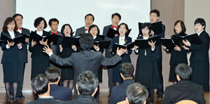 ▲지난달 29일 오후 경북대학교 IT융합산업빌딩 대회의실에서 열린 학술잔치에서 교수합창 동아리 회원들이 열창을 하고 있다. 정운철기자 woon@msnet.co.kr