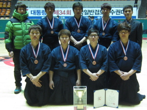 달서구청 검도 선수단. 뒷줄 왼쪽부터 시계 방향으로 박재훈, 최희철, 윤종언, 최성민 선수, 신용만 감독, 이원희, 김경태, 정한두, 황병두 선수.