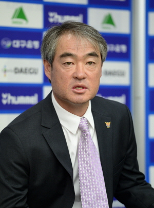 당성증 대구 FC 신임감독이 3일 대구스타디움에서 취임식을 갖고 기자들의 질문에 답하고 있다. 우태욱기자 woo@msnet.co.kr
