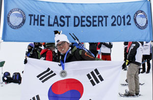 세계 4대 극한마라톤 대회 정복에 도전한 영남대 김상현 씨가 지난달 말 마지막으로 남은 대회인 남극마라톤 대회에서 완주한 뒤 태극기를 펼쳐보이고 있다. 영남대 제공