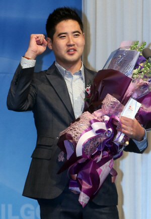 장원삼이 4일 서울 리베라호텔에서 열린 일구상 시상식에서 최고투수상을 받은 뒤 사회자의 요청에 세리머니를 선보이고 있다. 연합뉴스