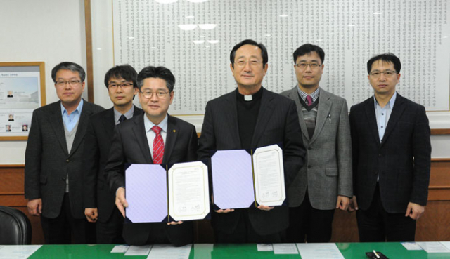 소병욱 대구가톨릭대 총장(사진 앞줄 오른쪽)과 이정배 (사)대한안경사협회 회장(사진 앞줄 왼쪽)이 상호협력 협정을 체결한 뒤 협정서를 보이고 있다.
