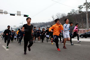 66년 전통의 김천고 송설 내한마라톤대회에 참가한 김천고 학생들이 여름 체육복을 입고 달리고 있다. 김천고 제공