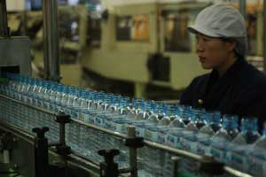 경상북도는 풍부한 수자원과 물산업 기업들을 바탕으로 미래 성장산업인 물산업을 선점하기 위해 나섰다. 경북에서 가장 많은 취수량을 자랑하는 상주시 화북면의 먹는 샘물 업체인 동부팜가야 공장 내부 모습. 동부팜가야 제공